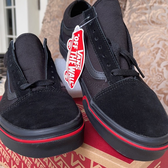 Vans Men’s Old Skool
(Flame Wall) Black/Black
VN0A38G1Q8Q
Sneakers - Picture 9 of 16